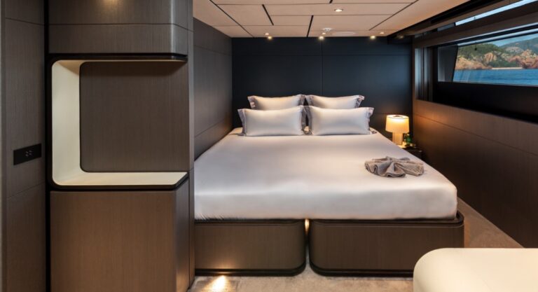 Ferretti Custom Line 140, photo 28