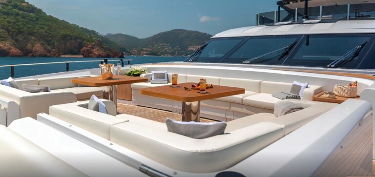 Ferretti Custom Line 140, photo 7