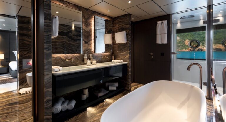 Ferretti Custom Line 140, photo 21