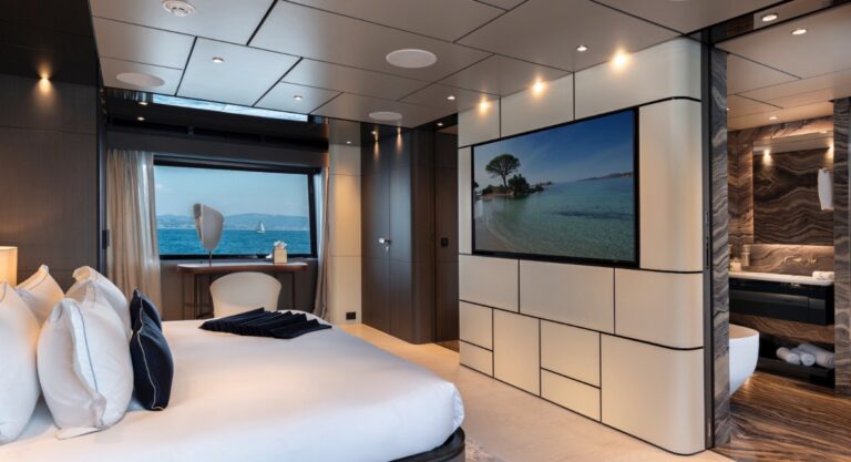 Ferretti Custom Line 140, photo 20