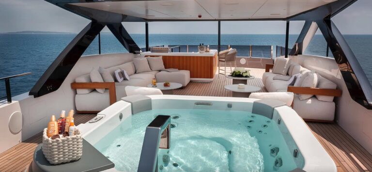 Ferretti Custom Line 140, photo 3