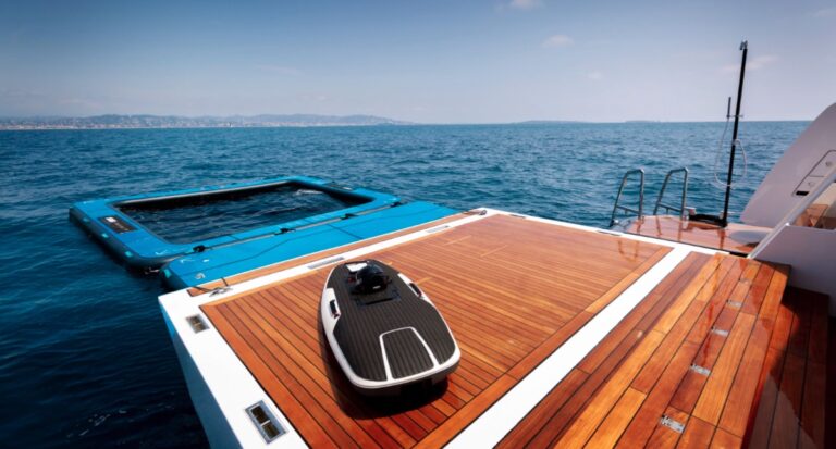 Ferretti Custom Line 140, photo 13