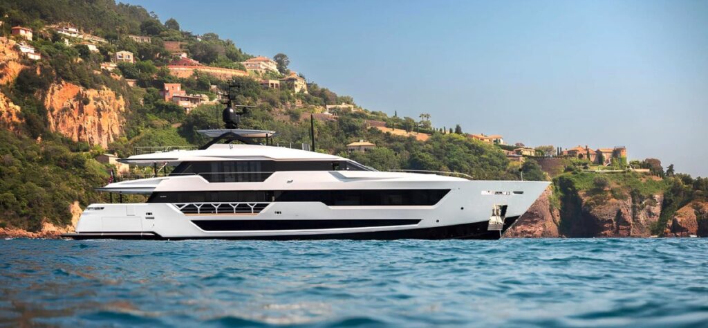 Ferretti Custom Line 140