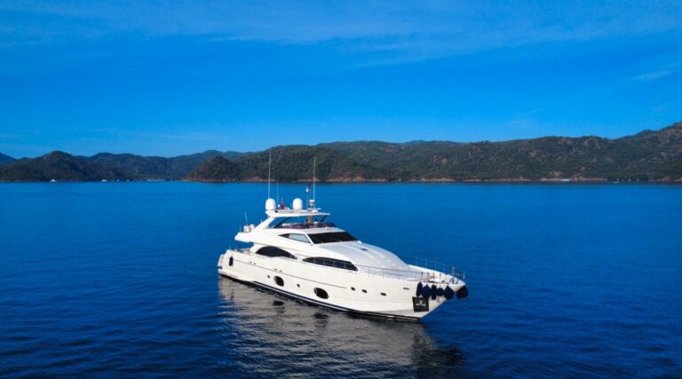 Ferretti Custom Line 97, photo 2