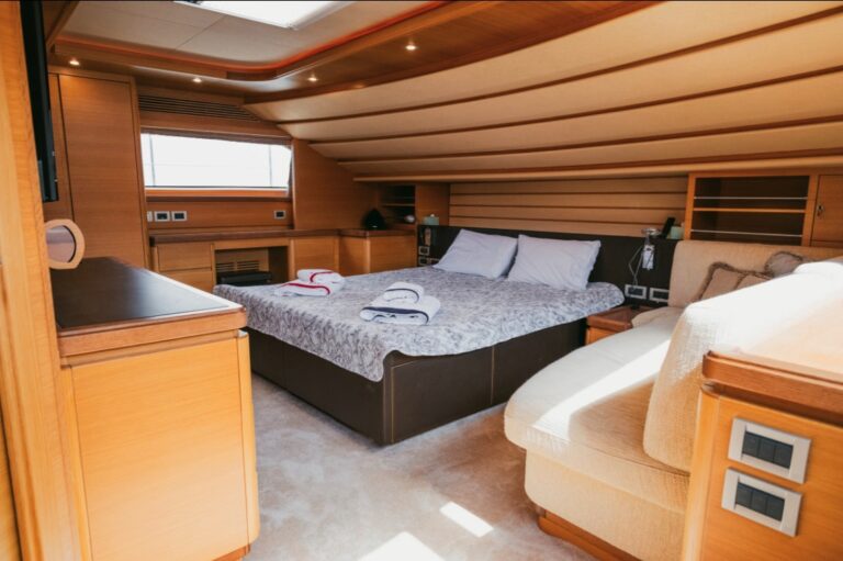 Ferretti Custom Line 97, photo 10