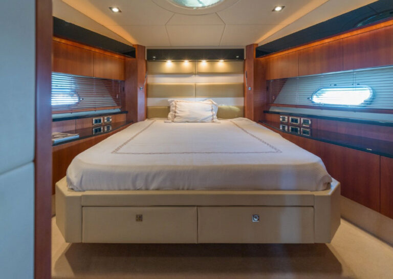 Sunseeker-Predator-64-for-sale-yachtsgreececom-motor-yacht-Vip-cabin