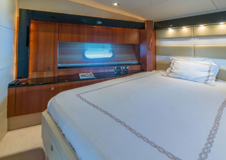 Sunseeker-Predator-64-for-sale-yachtsgreececom-motor-yacht-Vip-cabin2