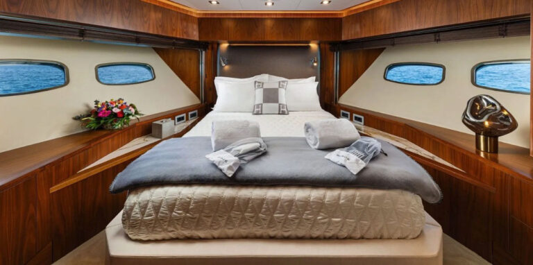 Sunseeker-Predator-92-for-sale-yachtsgreececom-motor-yacht-Vip-cabin