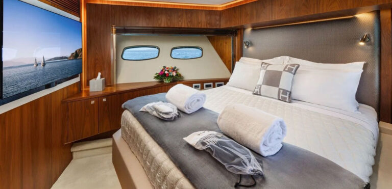 Sunseeker-Predator-92-for-sale-yachtsgreececom-motor-yacht-Vip-cabin2