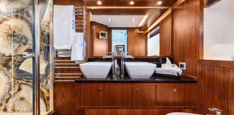 Sunseeker-Predator-92-for-sale-yachtsgreececom-motor-yacht-Vip-ensuite
