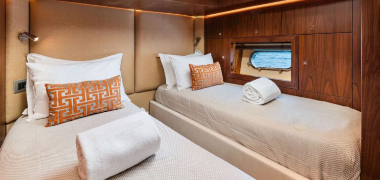 Sunseeker-Predator-92-for-sale-yachtsgreececom-motor-yacht-twin-cabin2